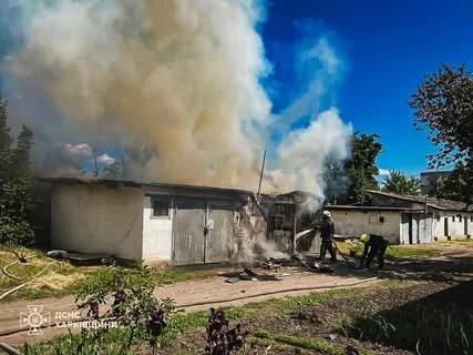 Удар російського БпЛА по селищу Есхар на Харківщині: поранена 75-річна жінка