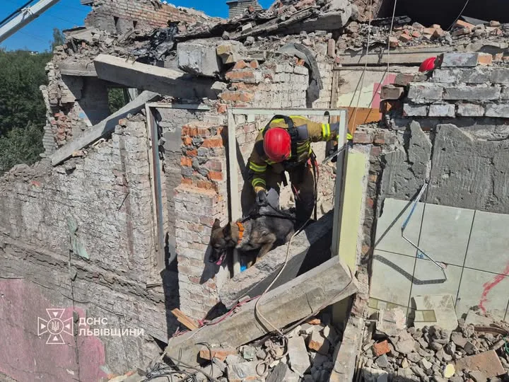 У Львові з-під завалів будинку дістали тіло загиблого після ракетного удару