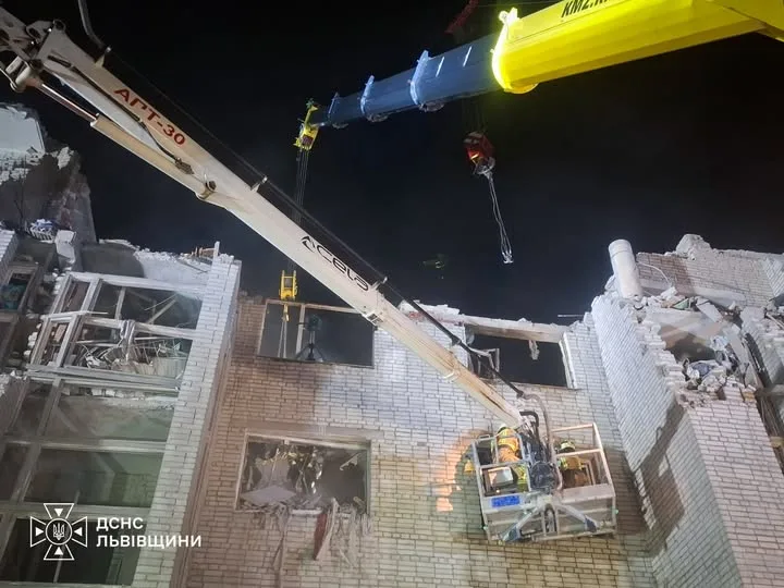 У Львові продовжують ліквідацію наслідків нічної російської атаки