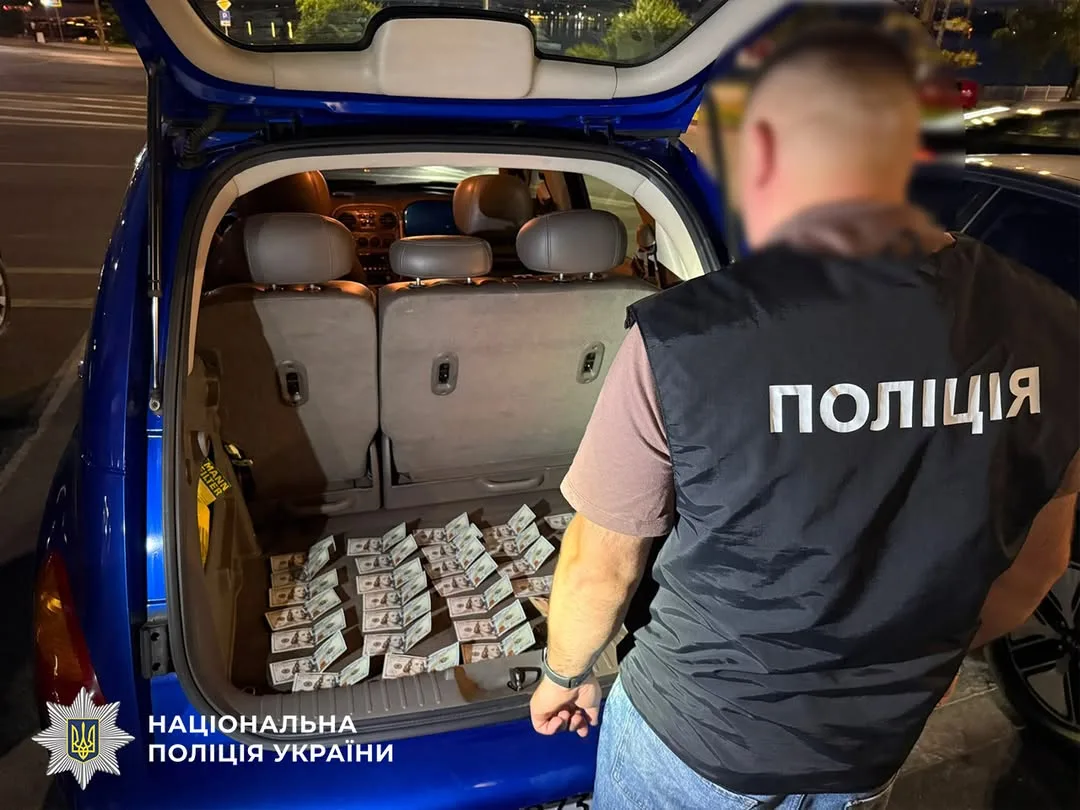 У Тернополі затримали службовця за 2 500 доларів хабаря за зняття військовозобов’язаного з розшуку