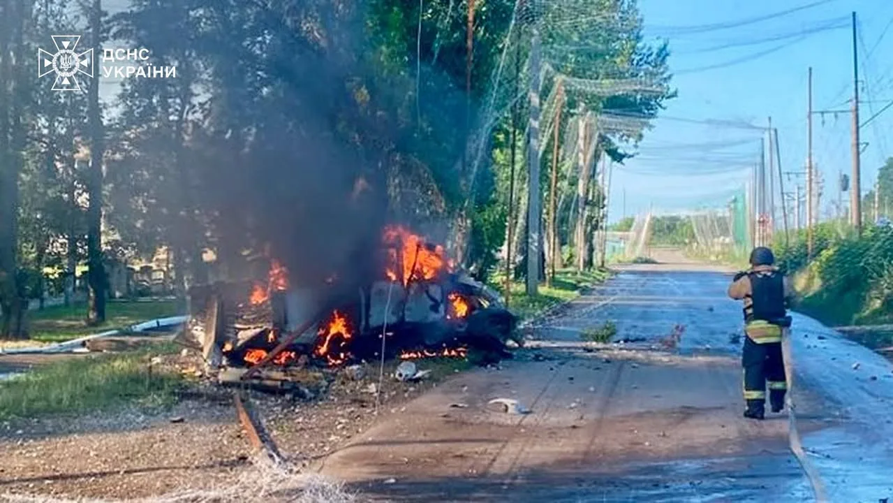 На Донеччині російський FPV-дрон влучив у легковий автомобіль