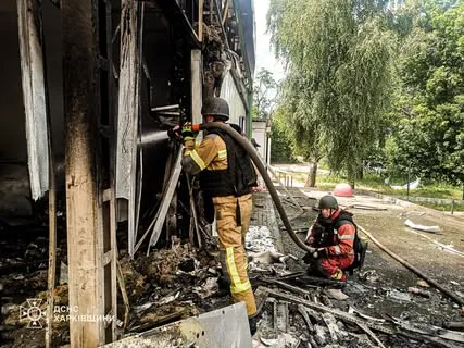 Ракетний удар РФ по АЗС в Ізюмі: зруйнована будівля, є загиблий і поранені