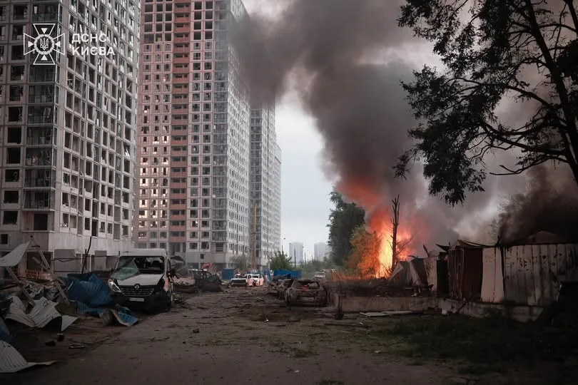 Наслідки масованої атаки по Києву: руйнування і пожежі в кількох районах міста