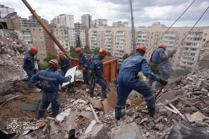 До 12 зросла кількість загиблих від російського удару по Києву