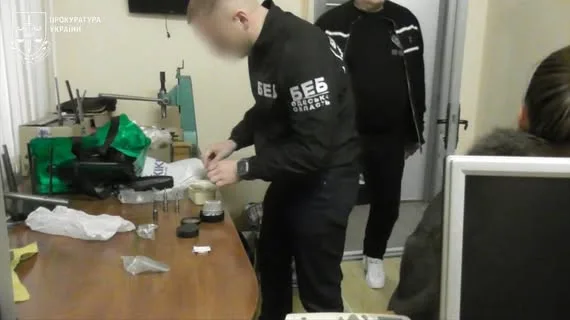 В Одесі ювеліра та продавчиню судитимуть за продаж підроблених прикрас світових брендів
