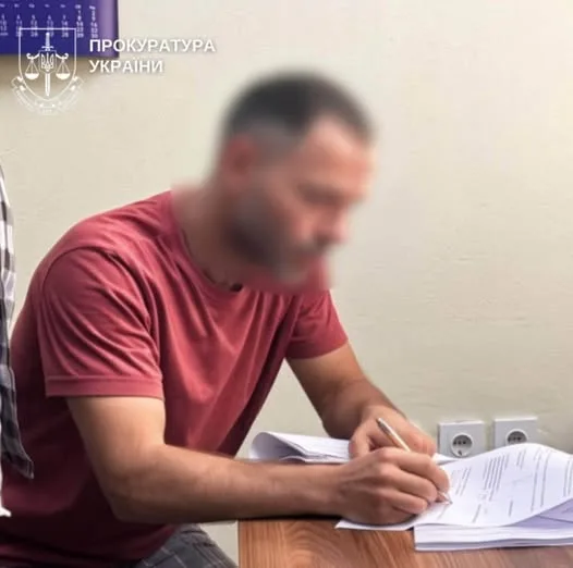На Буковині водію міжнародного перевізника повідомили про підозру у контрабанді сигарет на понад 15 млн грн