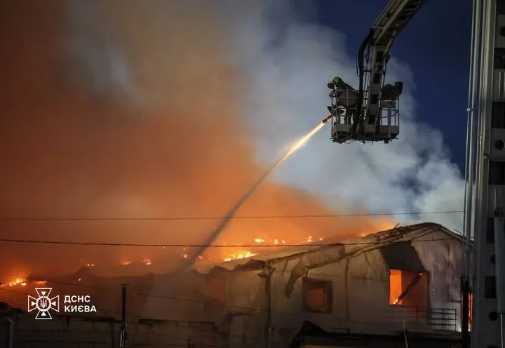 Нічна ракетна атака РФ по Києву: у двох районах сталися пожежі, є поранені