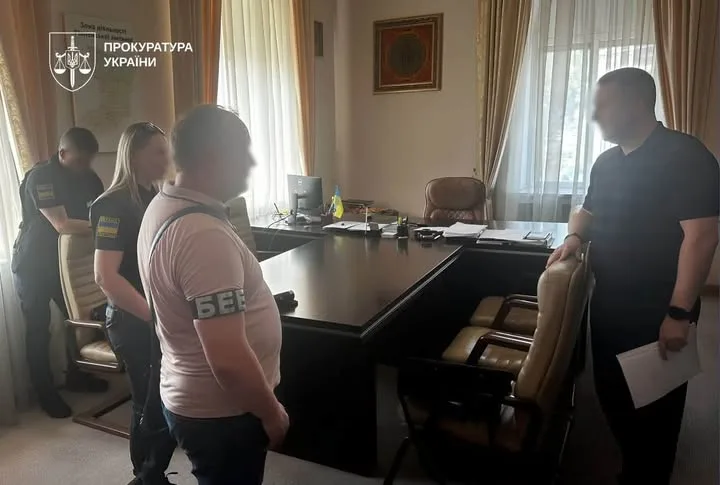 Трьом посадовцям митниці оголосили підозру через збитки державі на майже 2,5 млн грн
