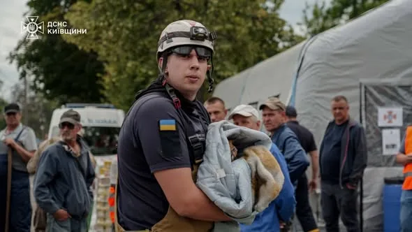 Рятувальники врятували двох котів після російських обстрілів Вишневого та Києва