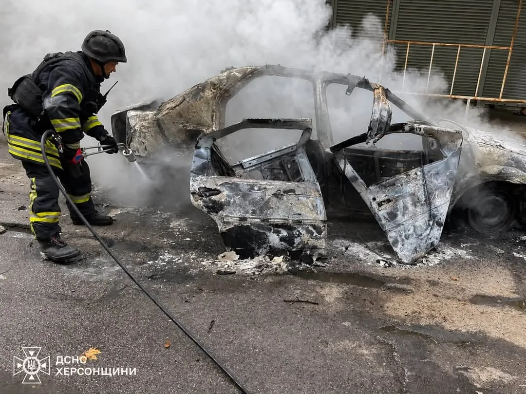 У Херсоні двоє людей загинули через удар російського БпЛА по авто