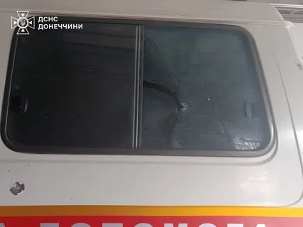 На Донеччині обстрілом пошкоджено санітарний броньований автомобіль ДСНС