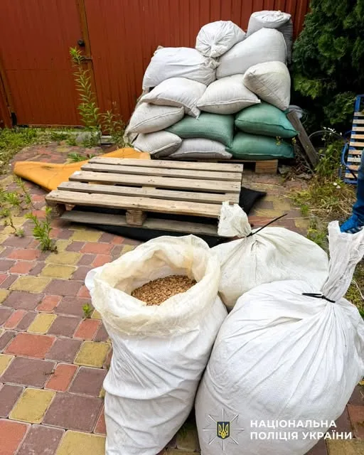 На Рівненщині викрили підпільний цех з обробки бурштину, вилучено 656 кг каміння