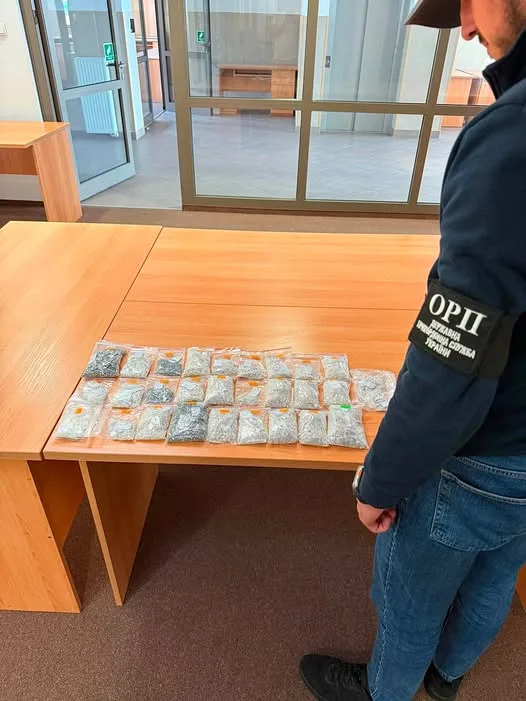 На пункті пропуску «Угринів» виявили тайник із 7,7 кг незадекларованого срібла