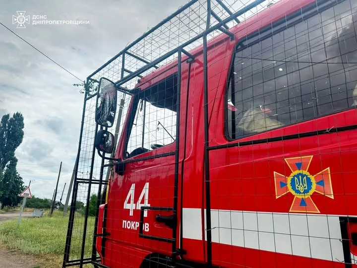 У Нікопольському районі рятувальники потрапили під повторний обстріл під час гасіння пожежі