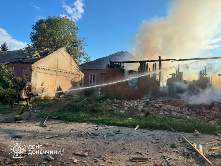 На Донеччині через обстріли РФ горіли АЗС та житлові будинки