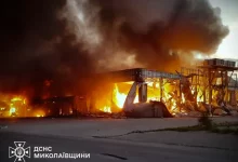 На Миколаївщині дрон атакував будівельний супермаркет у Снігурівці, сталася масштабна пожежа