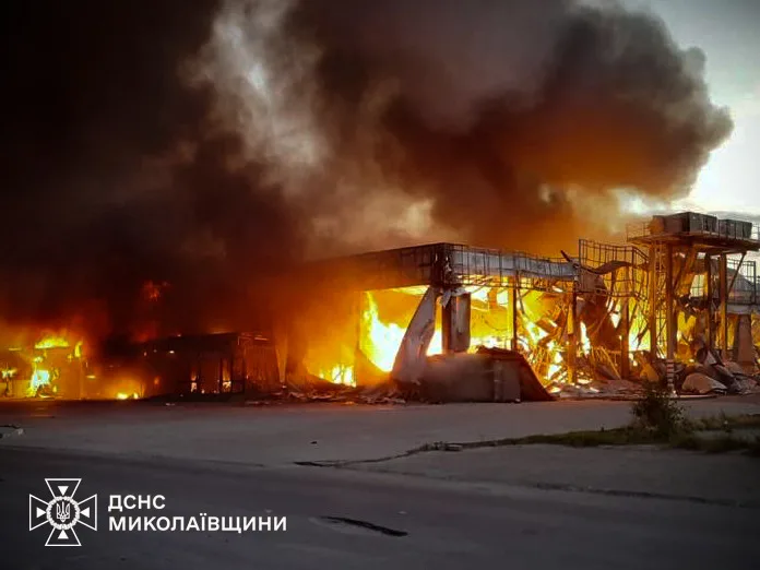 На Миколаївщині дрон атакував будівельний супермаркет у Снігурівці, сталася масштабна пожежа