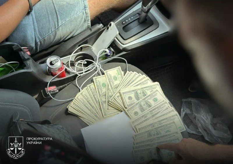 На Буковині затримали інспектора за організацію незаконного виїзду до Румунії за 10 тисяч доларів