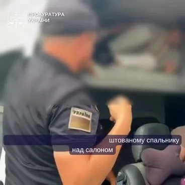 На Буковині перевізник за $10 тисяч намагався вивезти чоловіка до Румунії у спальнику мікроавтобуса