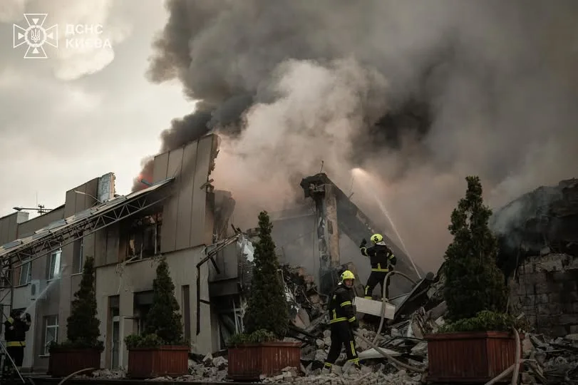 У Києві ліквідовують наслідки масованої ракетної атаки РФ: є загиблі та поранені