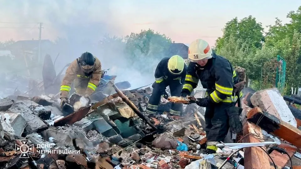 На Чернігівщині російський БпЛА вдарив по житловому будинку, поранені дві жінки