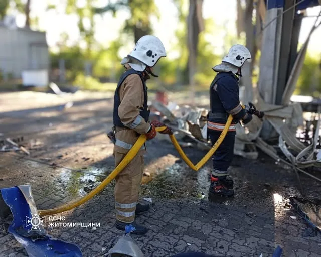 На Житомирщині під час російської атаки по АЗС поранено двох людей