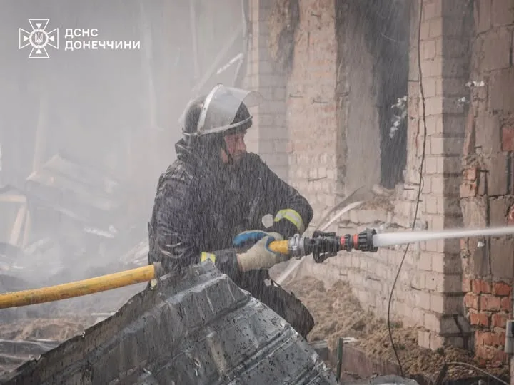 Російський авіаудар по Краматорську: щонайменше семеро поранених і велика пожежа
