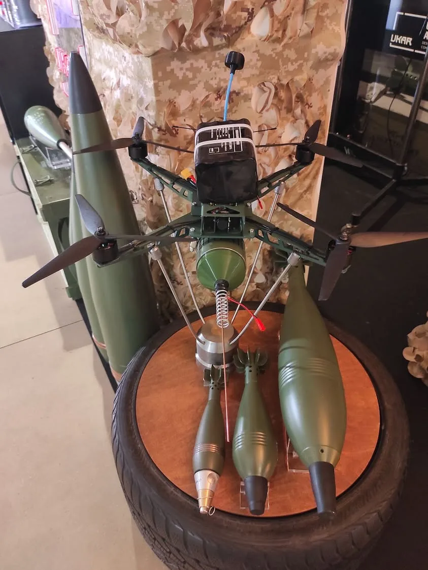 «Українська бронетехніка» представила новий FPV-дрон UB80D10-EFP з ударним ядром
