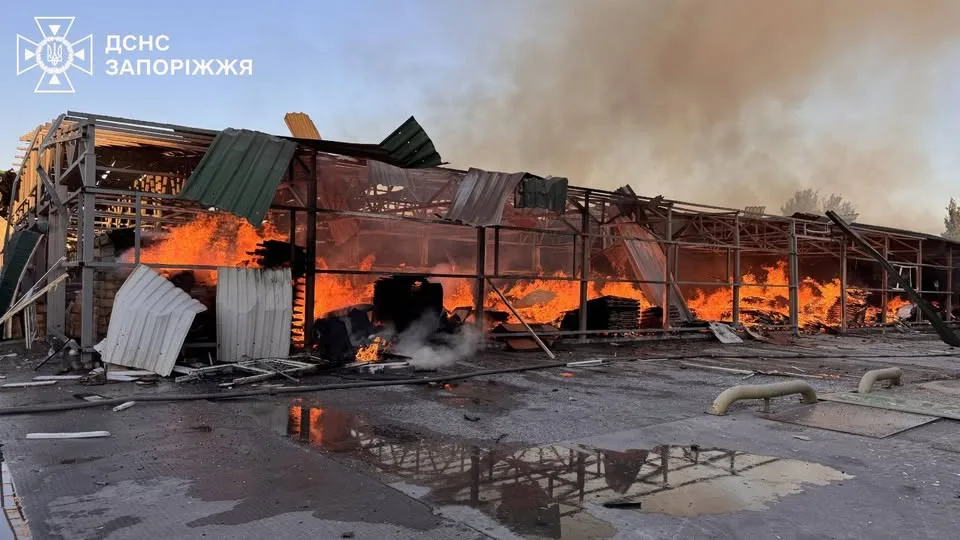 Масований удар БпЛА по Запоріжжю: двоє травмованих і масштабні пожежі