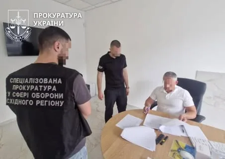 Керівників медслужби військової частини та їхню підлеглу підозрюють у незаконних «бойових» на понад 2,35 млн грн