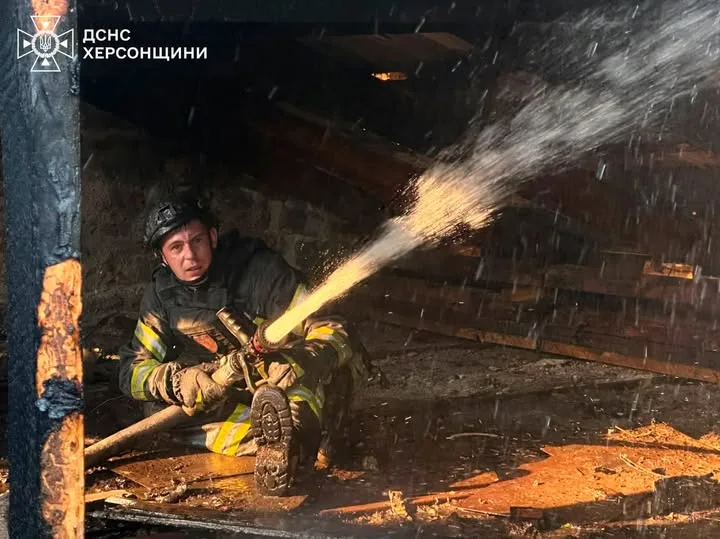 У Херсоні через удар російського БпЛА поранено людину та виникли пожежі