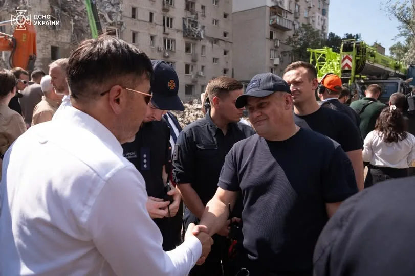 Голова ДСНС Андрій Даник показав дипломатам наслідки російських ударів по Києву