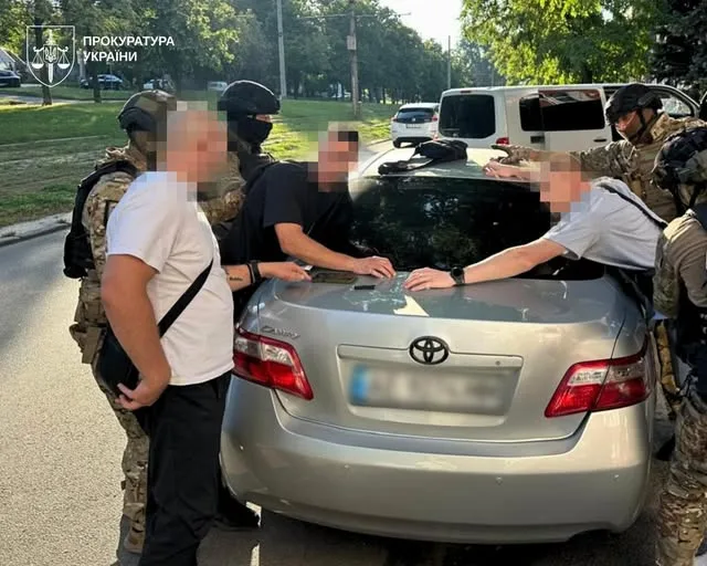 У Дніпрі побили волонтера та викрали кошти для ЗСУ: трьом чоловікам повідомлено про підозру