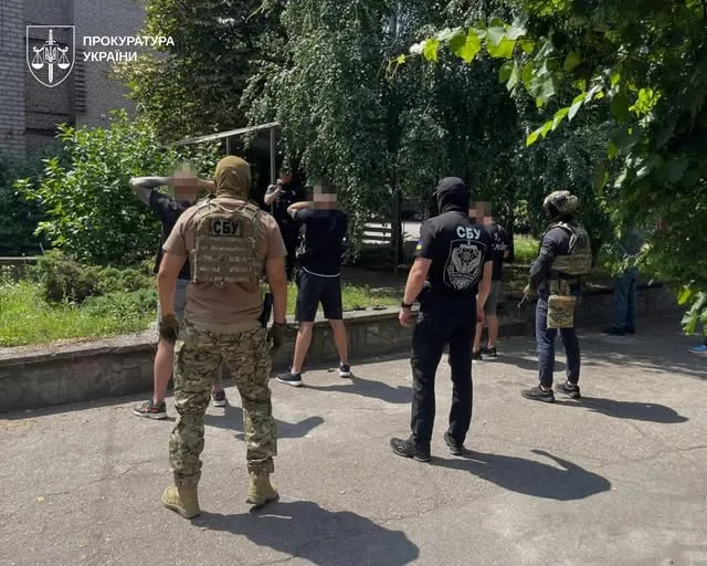У Запоріжжі розслідують крадіжку на 1,7 млн грн: 25 обшуків і вилучений арсенал зброї