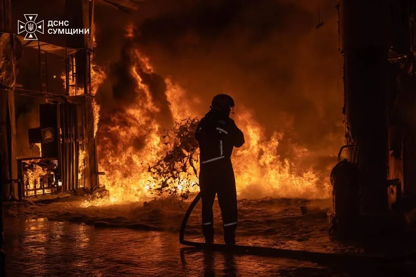 У Сумах російські війська вдарили по АЗС, сталася масштабна пожежа