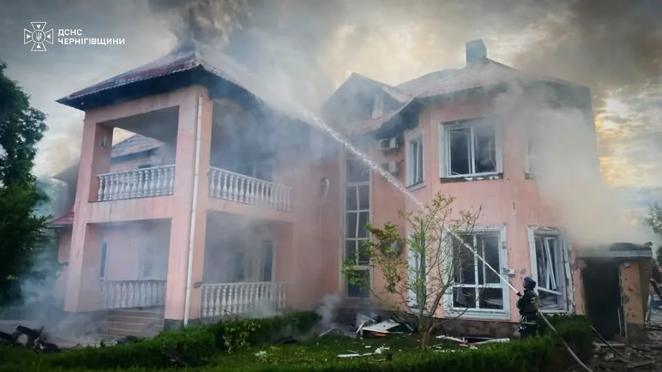 Чернігівщина зазнала нових атак дронів: кілька пожеж у районах області