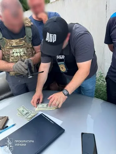 На Херсонщині двом військовослужбовцям повідомили про підозру у «списанні» з служби за 7 тисяч доларів