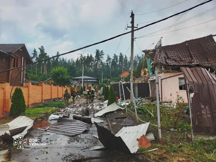 Володимир Зеленський повідомив про загиблих і поранених після ракетного удару по Київщині та авіаударів по Слов’янську