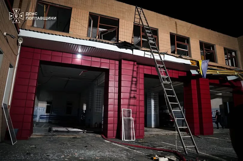 Нічна атака РФ по Полтавщині: пошкоджені рятувальники та АЗС, жертв немає