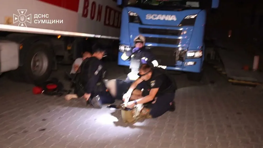 У Сумах рятувальники та поліція намагалися врятувати пораненого після удару РФ