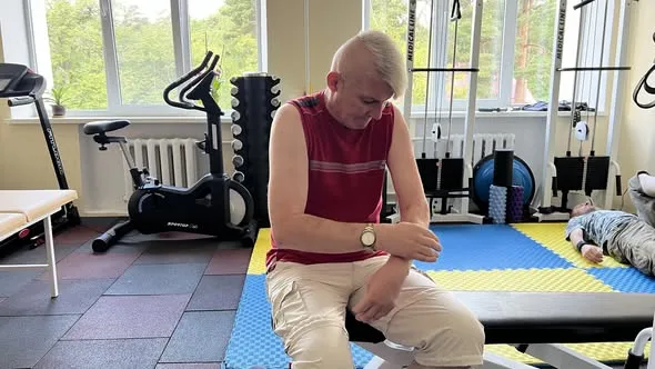 «Цією рукою мені ще дружину обіймати»: історія відновлення прикордонника Олександра