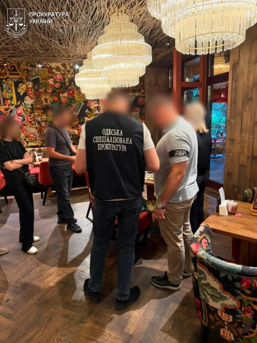 В Одесі затримали працівницю РТЦК та СП за підозрою у вимаганні 11 тис.