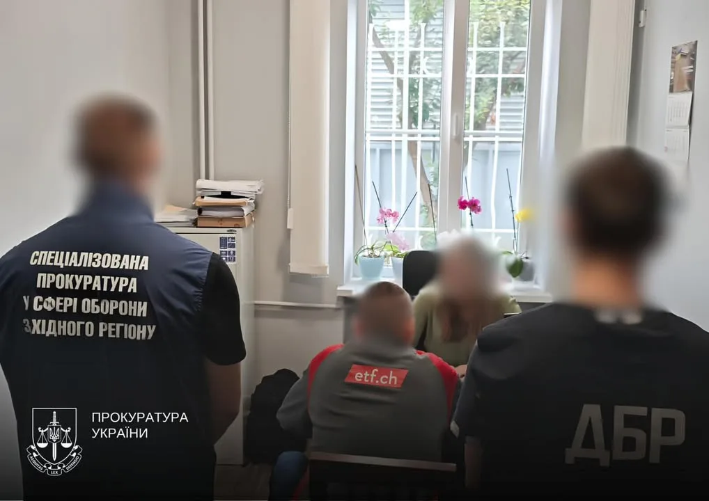 На Закарпатті екскомандира та військовослужбовицю підозрюють у майже дворічному ухиленні від служби