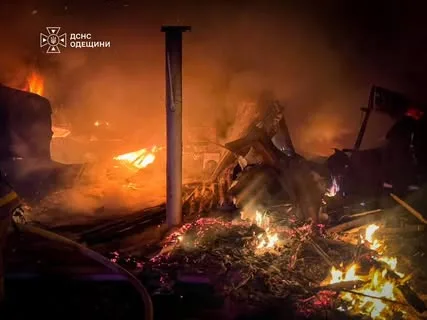 Російська атака по Одещині спричинила пожежу на 100 кв.