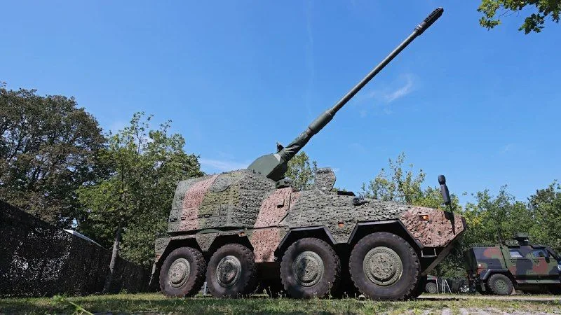 Міністр оборони Німеччини підтвердив передачу Україні нових колісних гаубиць RCH 155