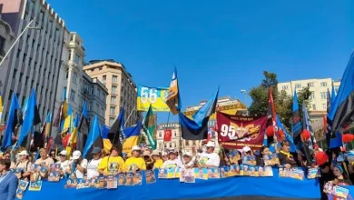 У Стамбулі родини зниклих безвісти та полонених військових розгорнули прапор «Між небом і землею»
