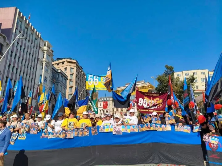 У Стамбулі родини зниклих безвісти та полонених військових розгорнули прапор «Між небом і землею»