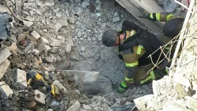 У Херсоні з-під завалів навчального закладу дістали тіло загиблого чоловіка