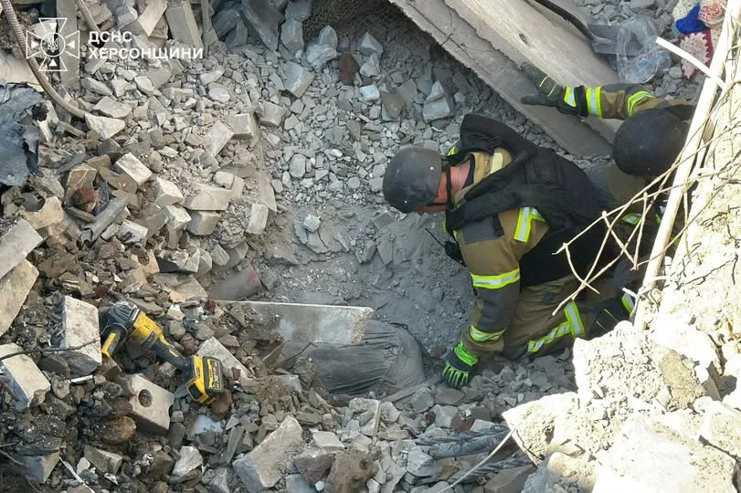 У Херсоні з-під завалів навчального закладу дістали тіло загиблого чоловіка