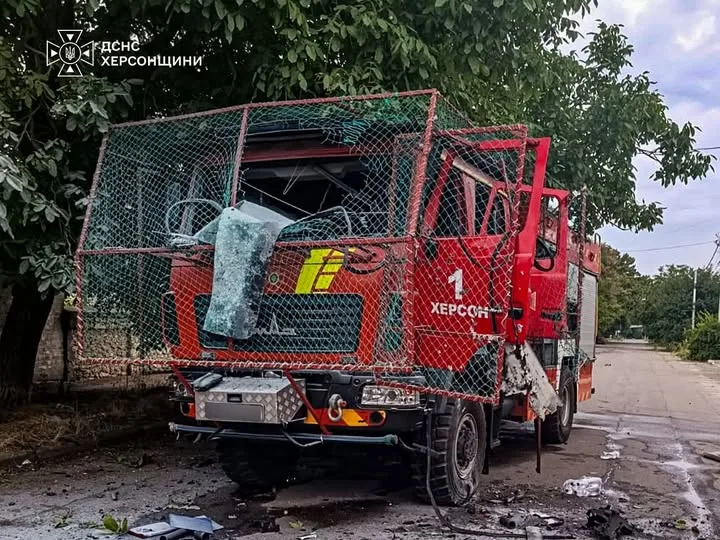 У Херсоні РФ вдруге вдарила FPV-дроном по автоцистерні ДСНС, поранено водія